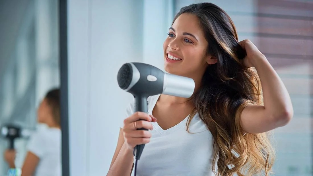 Как правильно сушить волосы: 5 правил и советов