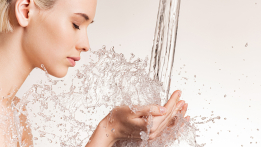 Понижая градус: можно ли мыть голову холодной водой