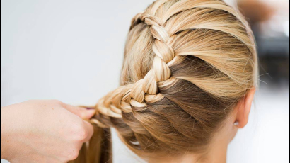 Прически с плетением на средние волосы: 10 идей от профессиональных стилистов