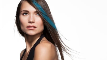 Сполохи цвета: как правильно использовать цветную тушь для волос