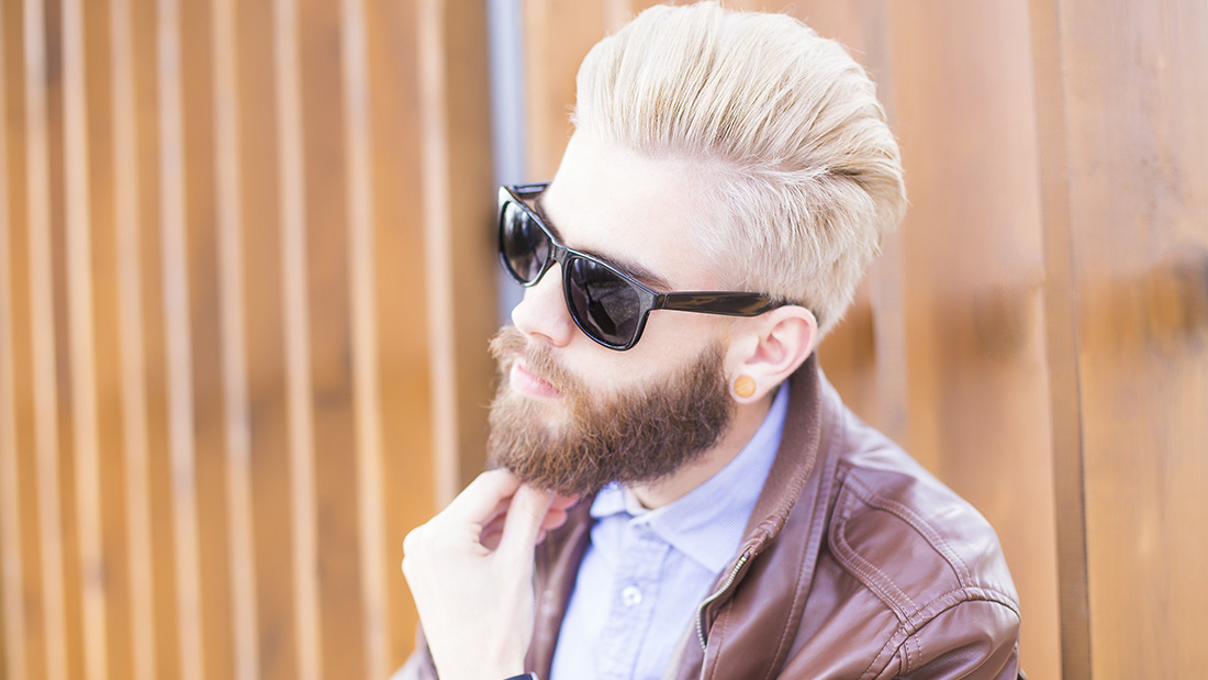 Отбелить, нельзя помиловать: зачем мужчины выбирают белые волосы для повседневного образа