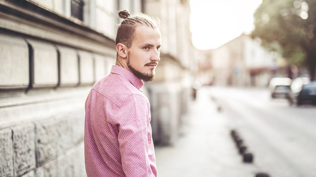 Наследие самураев: модная мужская прическа top knot