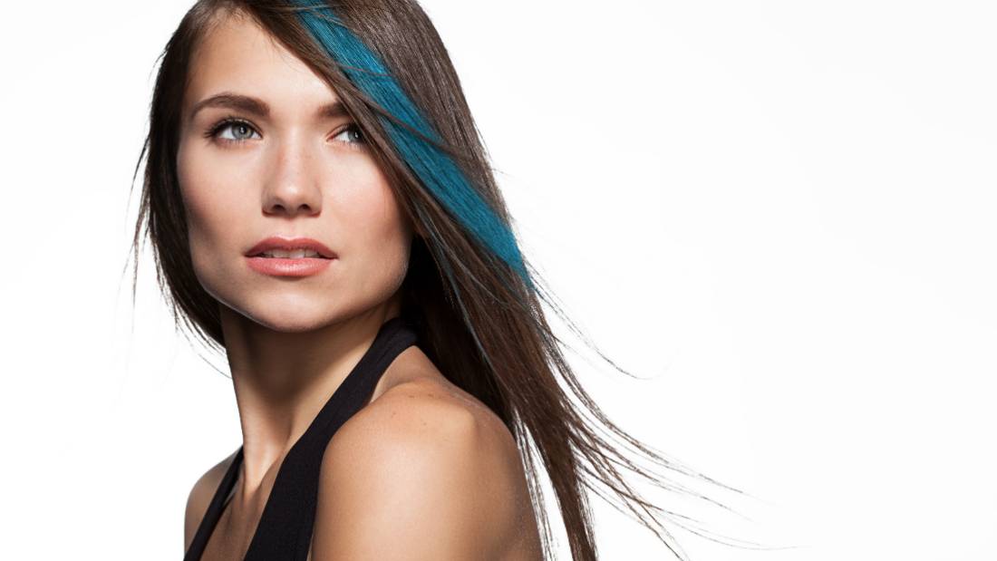 Сполохи цвета: как правильно использовать цветную тушь для волос