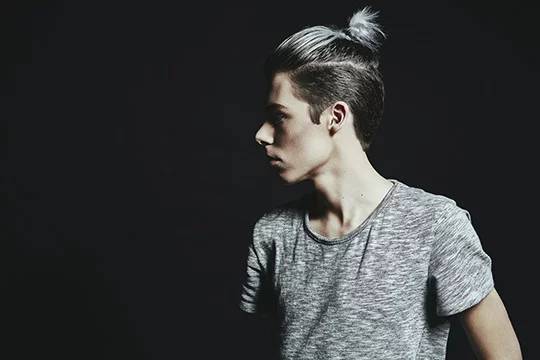 мужская прическа top knot