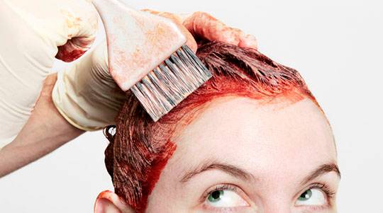 Варианты окрашивания волос в оттенки «красного дерева»