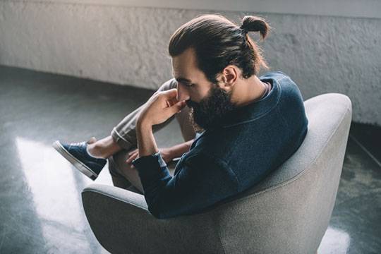 стрижка Man Bun с выбритыми висками