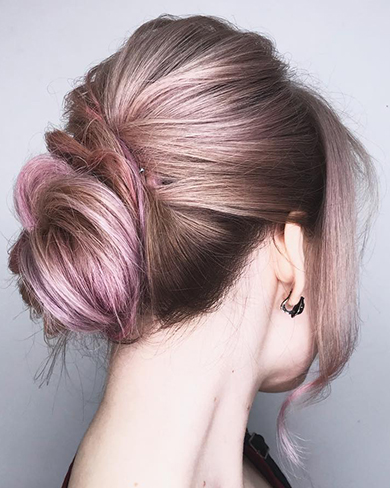 прическа с пепельно-розовым оттенком волос