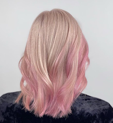 пепельно-розовый оттенок волос на волосах средней длины
