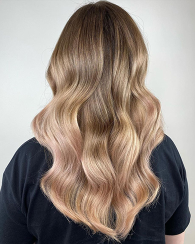 пепельно-розовый оттенок волос на длинных волосах