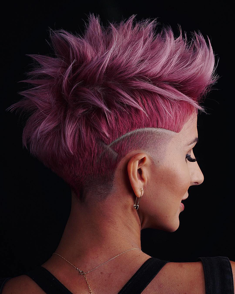 пепельно-розовый оттенок волос на короткой стрижке
