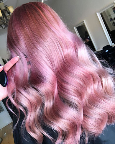 пепельно-розовый цвет волос на кудрявых волосах