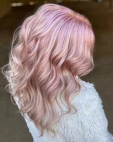 пепельно-розовый цвет волос на волнистых волосах