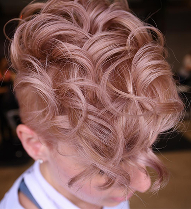 пепельно-розовый оттенок волос на крупных локонах
